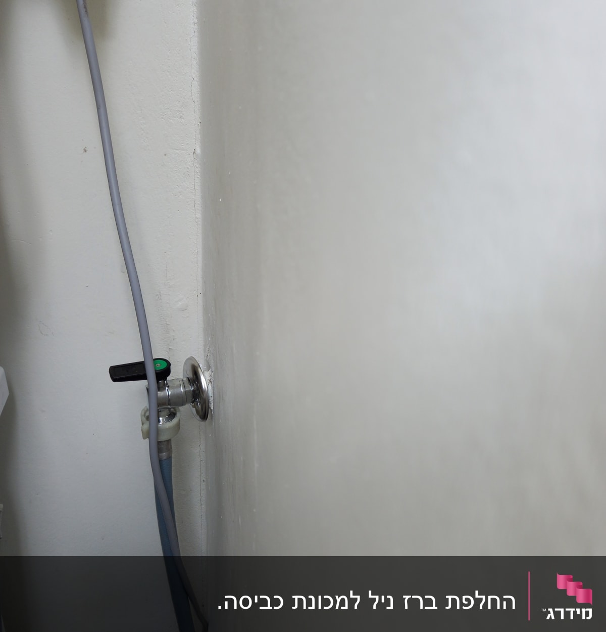 ברז מים עם צינור מחובר לקיר